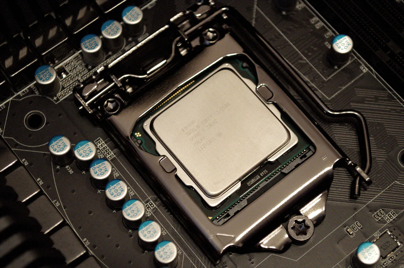 Um processador encaixado no socket da motherboard